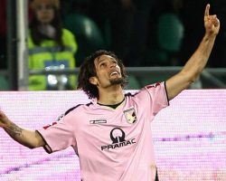 VIDEO – Palermo, Amauri riceve in regalo la terza maglia