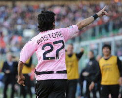 FOTO – Palermo, la società regala la terza maglia a Javier Pastore