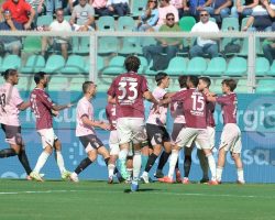 Salernitana multata per i petardi lanciati al Barbera: i granata fanno ricorso