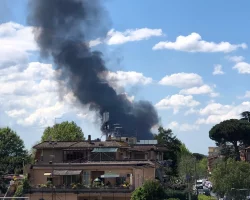 Incendio Roma: fiamme a Tor Cervara, bruciati rifiuti speciali