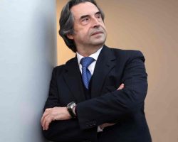 Riccardo Muti rimprovera i parlamentari: “Stutatelo ‘sto telefonino”