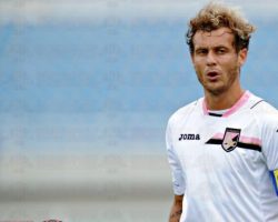 VIDEO – Diamanti non dimentica il Palermo: fa il bagno con la maglia rosanero